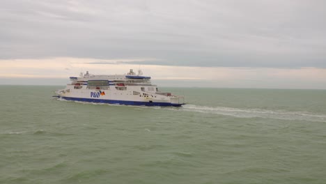 Ap-Y-O-Ferry-Navega-En-Las-Aguas-Grises-Del-Canal-De-La-Mancha-Hacia-Inglaterra,-Cielo-Nublado-Arriba