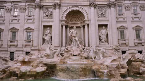 Vista-Frontal,-Plano-Medio-De-La-Fontana-De-Trevi