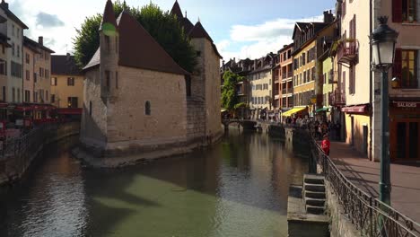 Der-Fluss-Thiou-Fließt-Am-Schloss-Le-Palais-De-I&#39;Île-Vorbei