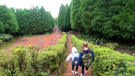 Azores,-Portugal,-30-De-Enero-De-2024:-Un-Grupo-De-Excursionistas-Sigue-Un-Sendero-A-Través-De-Montañas-Caminando-En-La-Ventana-Del-Infierno-En-Las-Azores-Celestiales.