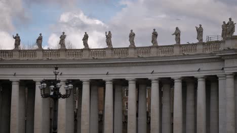 Vista-De-Columnas-Y-Estatuas-Frente-A-St