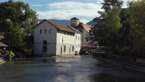 El-Río-Thiou-Es-Un-Afluente-Del-Lago-De-Annecy-Y-Un-Afluente-Del-Fier,-Que-Es-A-Su-Vez-Un-Afluente-Del-Ródano.