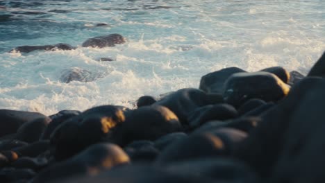 Enormes-Olas-Golpean-Las-Rocas-En-La-Costa-De-Madeira-Mientras-Hay-Formaciones-Rocosas-Solitarias-En-Medio-Del-Océano,-El-Mar