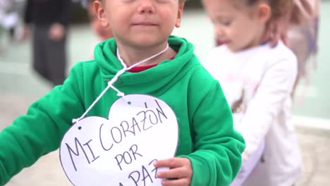 Murcia,-España,-30-De-Enero-De-2024:-Los-Niños-De-Educación-Primaria-Crean-Corazones-Con-La-Frase-&quot;mi-Oído-Por-La-Paz