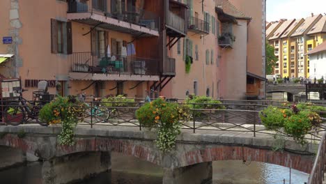 Un-Río-Emblemático-De-Annecy-Tiene-Unos-Puentes-De-Piedra-Que-Están-Decorados-Con-Flores.