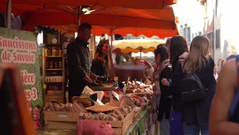 El-Mercado-De-Productos-De-Annecy-En-El-Casco-Antiguo-Es-El-Más-Común,-Con-Frutas-Y-Verduras-Frescas-Producidas-Exclusivamente-Por-Los-Lugareños-Cerca-Del-Mercado.