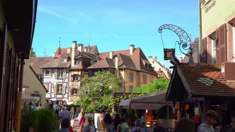 Das-Fischhändlerviertel-In-Colmar-Hat-Eine-Freundliche-Atmosphäre,-Da-Der-Alte-Teil-Dieser-Schönen-Stadt-Den-Dörflichen-Charakter-Bewahrt-Hat