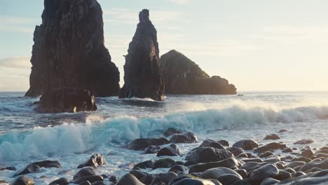 Enormes-Olas-Golpean-Las-Rocas-En-La-Costa-De-Madeira-Mientras-Hay-Formaciones-Rocosas-Solitarias-En-Medio-Del-Océano,-El-Mar