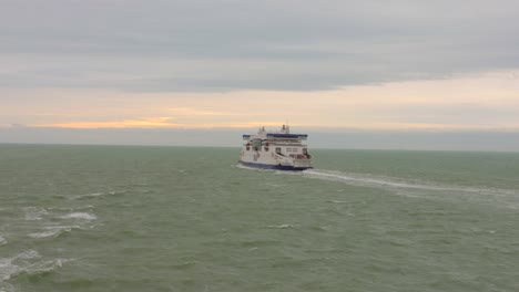 Fähre-überquert-Das-Unruhige-Wasser-Des-Ärmelkanals-Bei-Sonnenuntergang