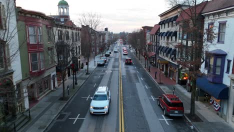 Autofahren-Auf-Der-Straße-In-Einer-Kleinen-Amerikanischen-Stadt-Während-Der-Weihnachtszeit-Im-Winter