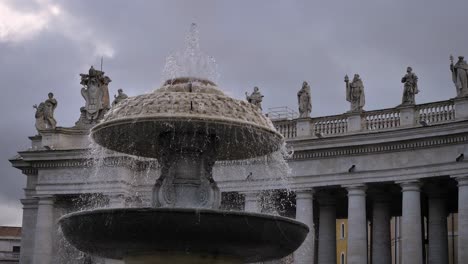 Detailansicht-Von-Wasser-Und-Brunnen-Vor-St