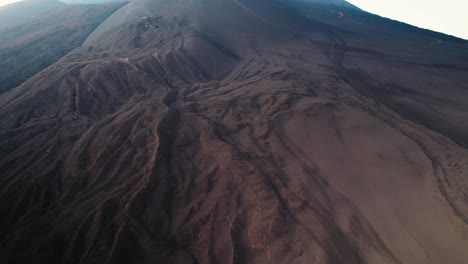 Drone-Volando-Sobre-El-Cráter-De-Un-Volcán-En-El-Monte-Etna,-Sicilia