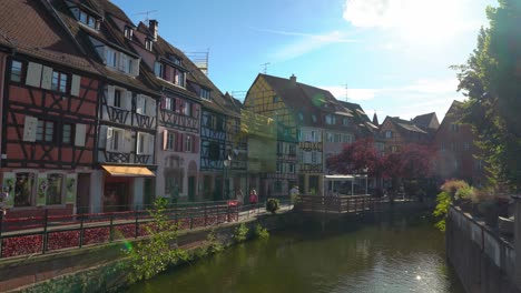 Canal-De-Agua-En-La-Petite-Venise-Entre-Coloridas-Casas-Con-Entramado-De-Madera-En-Una-Tarde-Soleada-En-Colmar