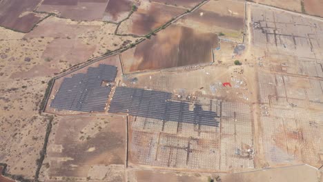 Cámara-De-Vista-Aérea-De-Drones-Que-Baja-Para-Mostrar-Muchas-Cajas-De-Paneles-Solares-Y-Grandes-Haces-De-Cables