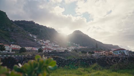 Ciudad-Construida-En-La-Base-De-Una-Montaña-En-Madeira-Al-Atardecer