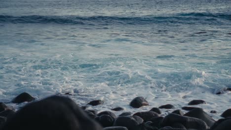 Las-Olas-Golpean-La-Costa-De-Madeira-Al-Amanecer.