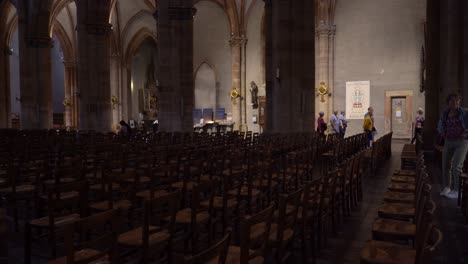 Touristen-Besuchen-Die-Martinskirche-Oft-Wegen-Ihrer-Schönheit