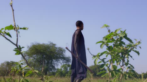 Hombre-Mundari-Caminando-Con-Un-Bastón-En-La-Tierra-Ganadera.