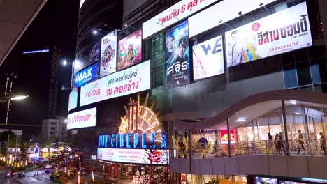 Blick-Von-Der-Anderen-Straßenseite-Auf-Ein-Kino-In-Einer-Der-Belebtesten-Durchgangsstraßen-In-Bangkok,-Thailand