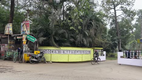 Parallax-cinematic-shot-of-Indian-Institute-of-Engineering,-Shibpur-with-vehicles-passing-by-in-Kolkata,-India