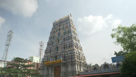 Arquitectura-Típica-Del-Templo-Del-Sur-De-La-India-Y-Vista-Del-Tráfico-Callejero