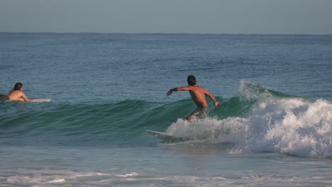 Primer-Plano-De-Un-Surfista-Disfrutando-De-Pequeñas-Olas-Limpias-En-Un-Día-Tranquilo-En-Snapper-Rocks,-Gold-Coast.