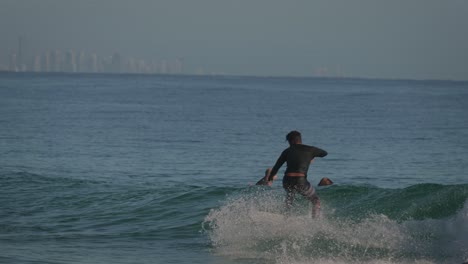 Surfer-Genießen-Kleine-Wellen-An-Einem-Ruhigen,-Sonnigen-Tag-An-Den-Snapper-Rocks-An-Der-Goldküste