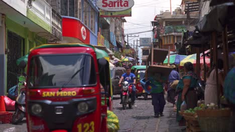 Belebte,-Farbenfrohe,-überfüllte-Straße-Mit-Menschen,-Autos,-Fahrrädern,-Tuk-Tuks-Und-Einem-Hund-In-San-Pedro,-Atitlan-See,-Guatemala