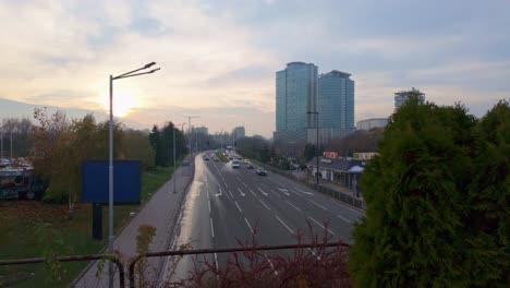 Tráfico-De-Vehículos-En-&#39;bulgaria-Boulevard&#39;-Al-Atardecer,-El-Restaurante-McDonald&#39;s-Y-Edificios-De-Gran-Altura-A-La-Derecha