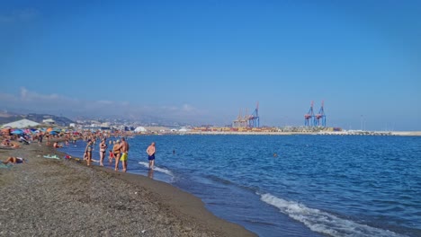 Menschen-Genießen-Den-Strand-In-Malaga,-Andalusien,-Spanien