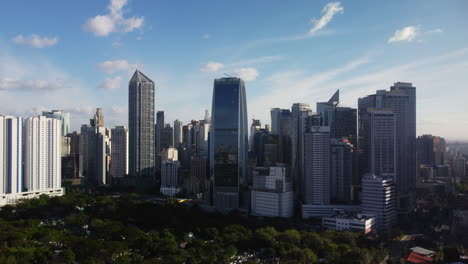 Vista-Aérea-Alrededor-Del-Horizonte-De-La-Ciudad-De-Makati,-Día-Soleado-En-Manila,-Filipinas