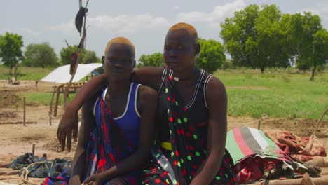 Imágenes-De-4k-De-Dos-Hermosas-Mujeres-Mundari-En-La-Granja-Ganadera-De-Terekeka-Sonriendo-A-La-Cámara