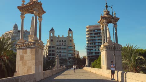 Día-Soleado-En-Puente-Del-Mar-En-La-Ciudad-De-Valencia-En-España