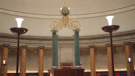 Detalle-De-Una-Escultura-Con-Un-Reloj-En-La-Sala-De-Lectura-Wolfson-De-La-Biblioteca-Central-De-La-Ciudad-De-Manchester,-Inglaterra