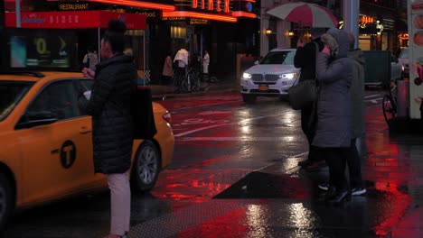 Calle-Concurrida-De-Nueva-York-Con-Tráfico-Y-Gente-Esperando-Para-Cruzar-La-Calle-En-Time-Square-Por-La-Noche