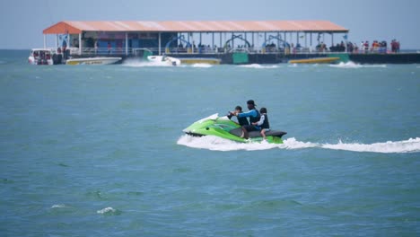 Un-Padre-Divirtiéndose-Con-Sus-Hijos-A-Bordo-De-Una-Moto-Acuática-En-La-Playa-De-Un-Popular-Destino-Turístico-En-La-Provincia-De-Chonburi-En-Tailandia