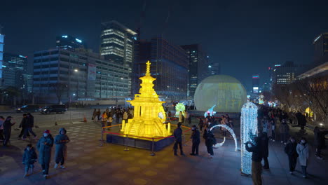 Touristenmassen-Auf-Dem-Gwanghwamun-Platz-Während-Des-Laternenfestes-Bei-Nacht-–-Echtzeit-Ansicht-Aus-Der-Vogelperspektive