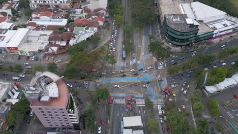 Vista-Aérea-De-La-órbita-De-Una-Concurrida-Intersección-En-Hora-Punta