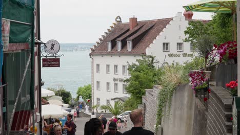 Gente-Caminando-En-El-Casco-Antiguo-De-Meersburg-En-Baden-Württemberg,-Alemania