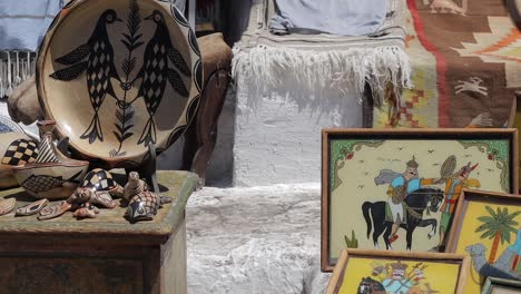 Toma-Detallada-De-La-Tienda-Tradicional-En-Sidi-Bou-Said-Village-En-Túnez.