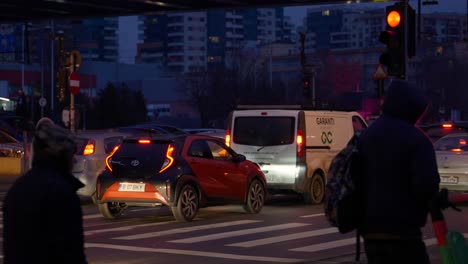 Personas-En-El-Cruce-De-Peatones-Después-De-Que-Un-Automóvil-Fuerza-El-Semáforo-En-Rojo