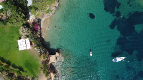 Los-Camiones-De-La-Cámara-Justo-Sobre-Una-Ensenada-En-La-Playa-De-Agia-Pelagia-En-Creta.