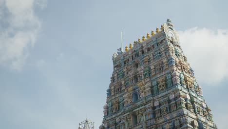 Arquitectura-Típica-Del-Templo-Del-Sur-De-La-India-Con-Vistas-A-La-Calle-De-La-Ciudad-De-Coimbatore