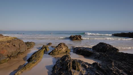 Plano-Amplio-Del-Punto-De-Surf-De-Rocas-De-Pargo-En-Un-Día-Soleado-Y-Tranquilo