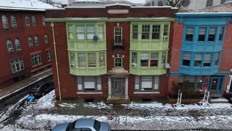 Coloridas-Casas-Adosadas-En-Una-Ciudad-Nevada-En-EE.UU.