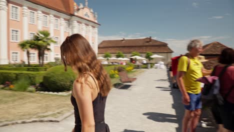 Vista-Por-Encima-Del-Hombro-De-Una-Persona-Contemplando-El-Paisaje-De-Meersburg-Y-Bodensee.