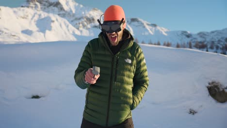 Un-Hombre-Feliz-Y-Emocionado-Con-Auriculares-Vr-Y-Controlador-Vuela-Un-Drone-Fpv-Afuera-En-La-Nieve