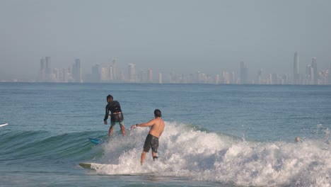 Surfer-Auf-Einem-Longboard-Genießt-Die-Kleinen-Wellen-An-Einem-Ruhigen,-Sonnigen-Tag-In-Snapper-Rocks,-Gold-Coast