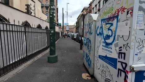 Toma-En-Primera-Persona-De-Caminar-Por-Una-Calle-Estrecha-Y-Sucia-Con-Grafito-Y-Basura-En-El-Centro-De-La-Ciudad-De-Nápoles,-En-Italia.