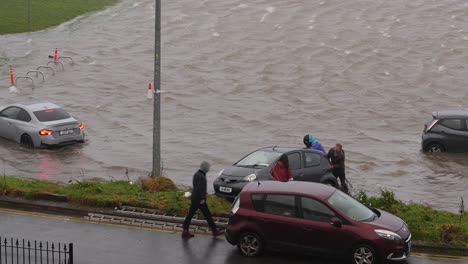 Escena-Caótica-En-El-Aparcamiento-Inundado.